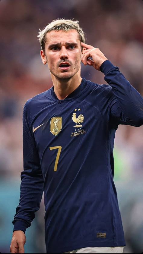 🇨🇵💙🤍❤️💪🏻 Antoine Griezmann France, Anime Workout, Griezmann France, France Players, Cristiano Ronaldo Young, Cold Pictures, Football Players Photos, Antoine Griezmann, Draw On Photos