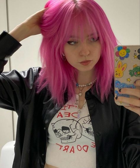 Grunge Colored Hair, Pink Hair Dye Styles, Magenta Hair With Highlights, Pink Shag Haircut, Hot Pink Dyed Hair, Long Dyed Hair Ideas, Pink Hair Outfit Ideas, Outfits For Pink Hair, Pink Split Dyed Hair