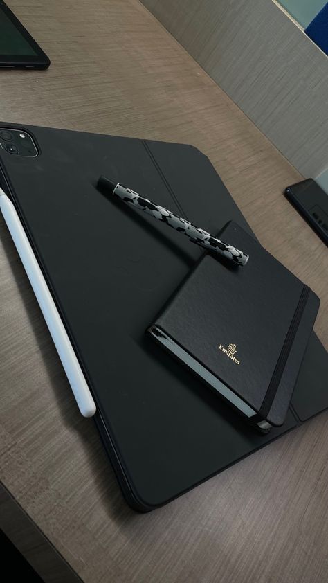 #aesthetic #black #ipad #ipadpro #apple #applepencil #emirates #firstclass #dark #blackandwhite #notebook #notes Black Macbook Aesthetic, Ipad Black Aesthetic, Black Ipad Aesthetic, Ipad Aesthetic Black, Ipad Pro Black, Ipad Pro Aesthetic, Aesthetic Electronics, Ipad Black, Ipad Video