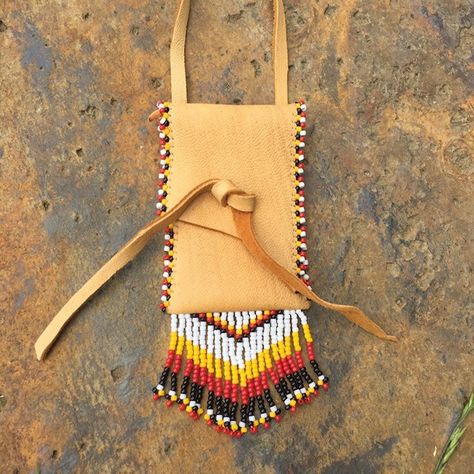 CreationSecondeNatur - Etsy Native American Medicine Bag, Boho Bag Charm, Beaded Pouch, Medicine Pouch, Native American Beaded Earrings, Winter Leather Boots, Medicine Bag, Native American Beading, Boho Bag