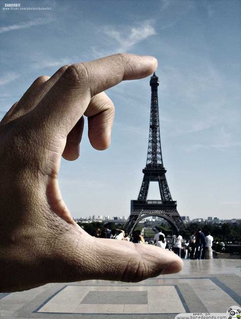 Love Pics like this! Optical Illusion Photography, Funny Picture Poses, Crazy Optical Illusions, Forced Perspective Photography, Photography Perspective, Funny Optical Illusions, Elements And Principles Of Design, Perspective Photos, Trick Photography