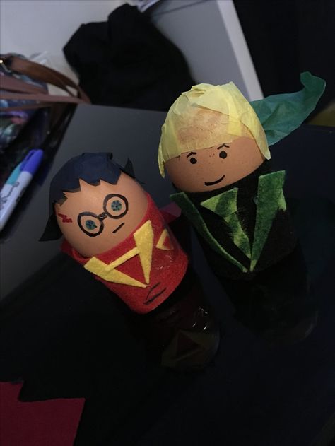 Harry Potter and Draco Malfoy Easter eggs decorated for the school parade hats etc Harry Potter Easter Eggs, Harry Potter And Draco, Harry Potter And Draco Malfoy, Harry Potter School, Easter Hat, Easter Hats, Harry Potter Decor, Easter Bonnet, Hat Ideas