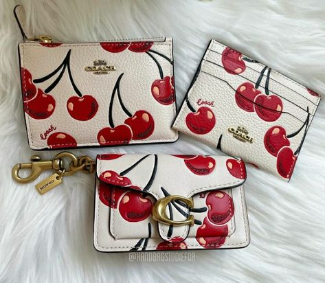 Coach Wallets, Pretty Tote Bags, My Style Bags, Luxury Bags Collection, Purse Essentials, Handbag Essentials, Cute Wallets, Girly Bags, Luxury Purses