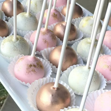 Rose Gold Cake Pops, 35th Birthday Cakes, Gold Cake Pops, Gold And White Cake, White Cake Pops, Cake Roses, Rose Gold Cake, First Communion Cake, Wedding Cake Pops