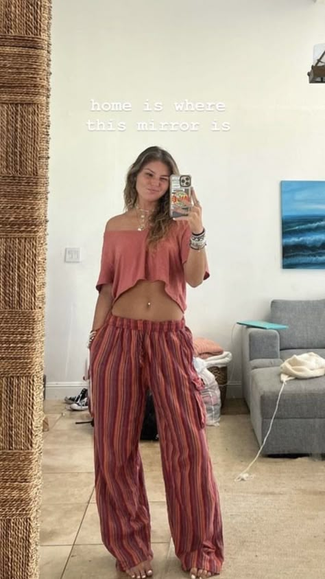 Broad Shoulder Summer Outfits, Boho Fits Hippie, Summer Boho Fits, Boho Skater Style, Sublime Aesthetic Outfit, Coastal Hippie Outfits, Beachy Hippie Outfits, Cozy Outfits Summer, Boho Outfit Ideas Summer