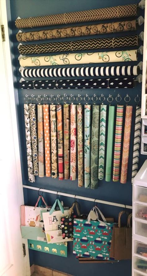 Gift wrapping station for small spaces.  This is behind my craft room door. Small Closet Hacks, Creating Storage, Organising Ideas, Gift Wrap Organization, Gift Wrapping Station, Wrapping Paper Storage, Gift Wrap Storage, Wrapping Station, Sewing Room Storage