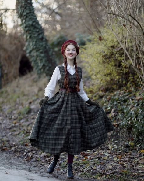 Trad Outfits Women, 1900 Womens Fashion, Victorian Aesthetic Outfit, Modern Edwardian Fashion, Uk Outfits, Victorian Outfits, Cozy Core, Victorian Fashion Women, Braidsmaid Dresses