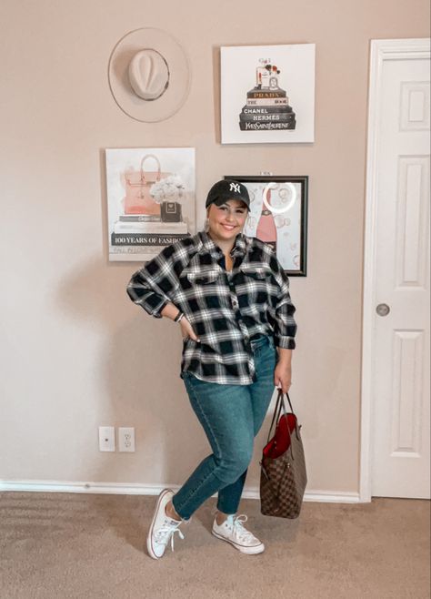 Baseball cap outfit Flannel Shirt Outfit Women 2022, Women’s Flannel Shirt Outfit, Cute Outfits With Baseball Caps, Baseball Cap And Flannel Outfit, Jeans And Flannel Outfit, Everyday Flannel Button-up Outerwear, Button-up Flannel Shacket, Shacket Outfits, Trucker Hat Outfit