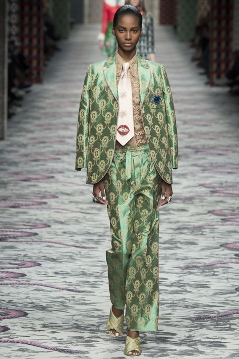 Gucci Is Taking Fashion Show to London. Here's a look from Gucci’s Spring/Summer 2016 collection. Silhouette Mode, Gucci Spring, Milano Fashion Week, Gucci Fashion, 2016 Fashion, Mode Inspiration, Fashion Week Spring, Milan Fashion Week, Runway Fashion