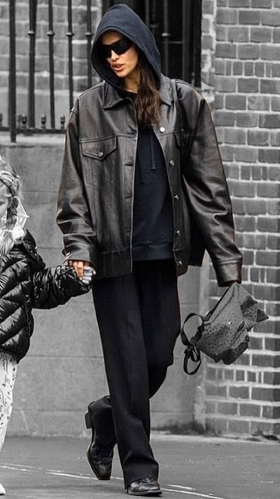 Irina Shayk Winter Style, Irina Shayk Street Style 2023, Irons Shayk Style, Irina Shayk Style 2023, Fall All Black Outfit, Winter Outfits New York City Street Styles, New York Street Style Fall 2023, New York Street Style Fall 2024, New York Winter Street Style