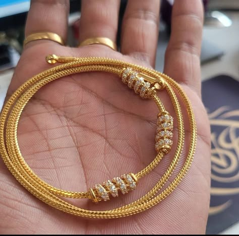 Mangalya Chain With Mop, Mangala Sutram Chain Designs Gold, Pusthal Thadu Designs Latest Gold, Thaali Chain Designs Gold Kerala Hindu, Sutram Chain Designs, Mopu Designs Gold Tali, Pusthela Thadu Designs Latest, Thaali Chain Designs Gold, Mugappu Designs Chains