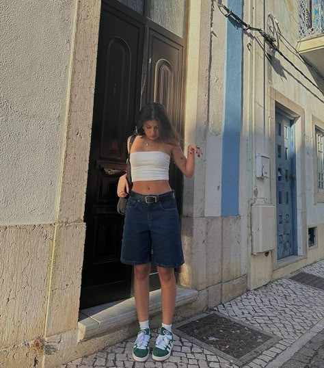 20+ Jorts Outfits 2024 You Need to See 17 Bandeau Outfit, Jorts Outfit, Nyc Fits, Outfit Denim, Girl Fashion Style, Jeans Outfit Summer, Bermuda Jeans, Cute Summer Outfits, Basic Outfits