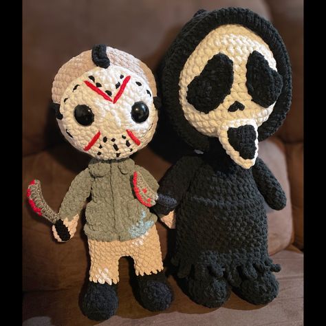 Medium sized Jason and Standard sized Ghostface - get your very own cuddly slasher! Ghostface Crochet, Plushies Diy, Spooky Szn, Crochet Things, Beginner Crochet Projects, Beginner Crochet, Crochet Doll Pattern, Crochet For Beginners, Doll Patterns