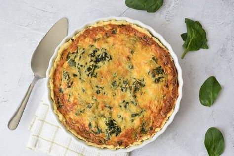 A delicious gluten-free and low FODMAP salmon and spinach quiche with a gluten-free quiche crust. Perfect for a brunch, picknick or potluck dinner #FODMAP #glutenfree #fodmapquiche #glutenfreequiche #quiche #easter #brunch Impressive Breakfast, Aga Recipes, Bacon Quiche Recipe, Quiche Crust, Gluten Free Quiche, Salmon Spinach, Breakfast Quiche Recipes, Bacon Quiche, Quiche Dish