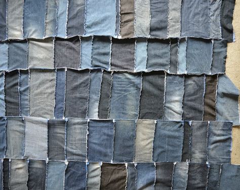 denim panels Quilt Rack Diy, Denim Upcycle Diy, Denim Diy Projects, Ikea Area Rugs, Ripped Jeans Fashion, Easy Throw Pillows, Upcycled Denim Diy, Cut Tshirt Diy, Quilt Hanger