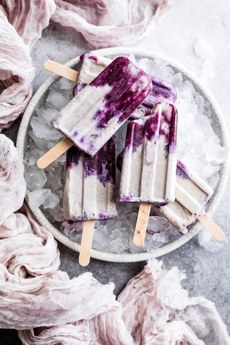 Blueberry London Fog Popsicles #popsicles #blueberry #londonfog #earlgrey #recipe Berry Popsicles, Cheesecake Popsicles, Frozen Popsicles, Coconut Chia, Blueberry Compote, Marshmallow Pops, Ice Cream Popsicles, Popsicle Recipes, Earl Grey Tea