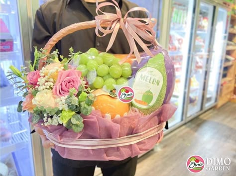 Parcel Buah Seserahan, Fruit Flower Basket, Fruit Bouquet Ideas, Bucket Decor, Fruit Hampers, Food Bouquet, Fruit Basket Gift, Creative Wedding Gifts, Bridal Gift Wrapping Ideas