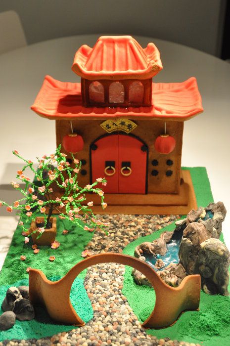 Chinese Garden Gingerbread house Christmas Gingerbread Houses, Pumpkin Cookies Decorated, Cookies Halloween, All Things Gingerbread, Gingerbread House Designs, Gingerbread House Cookies, Chinese Theme, Cookie House, Gingerbread House Decorations