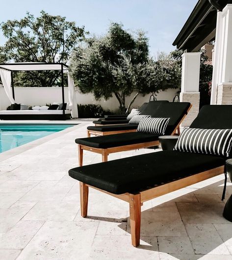 Pool Chairs Lounge Backyards, Modern Pool Furniture, Pool Design Modern, Pool Patio Furniture, Black Lounge Chair, Pool Inspiration, Black Pool, Modern Pool, Pool Lounge Chairs