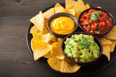 Nachos mexicanos con guacamole, salsa y ... | Premium Photo #Freepik #photo #comida #colorido #cocina #mexicano Nacho Bar Ideas, Nachos In Oven, Recipes Nachos, Corn Nachos, Dip Sauces, Nachos Chips, Best Party Snacks, Nacho Recipes, Mexican Nachos