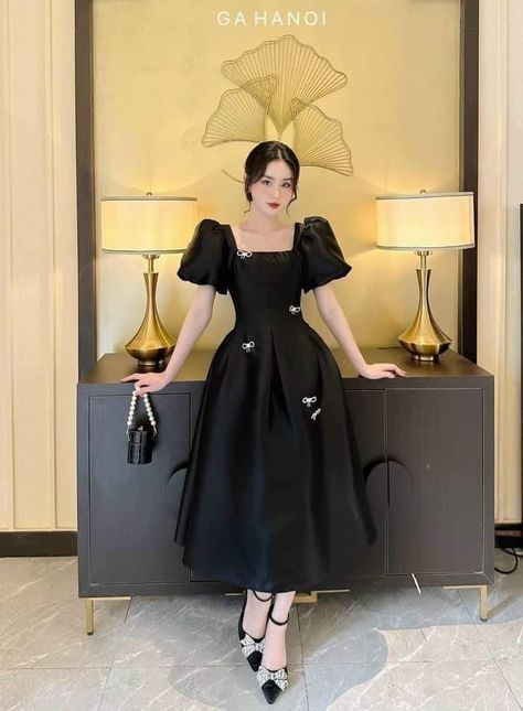 Black Dress Neck Design, A Line Vintage Dress, Korean Midi Dress, Sunday Dress Design, Modest Wedding Dresses Ball Gown, Black Elegant Dress, Pale Foundation, Deep Red Lips, Korean Fashion Women Dresses