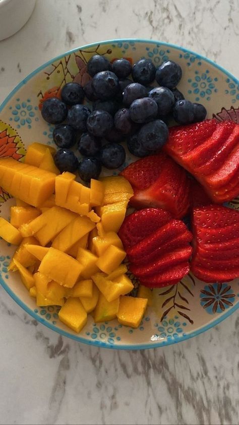 Clean Summer Aesthetic, Recipes Healthy Snacks, Eating Fruit, Simple Family Meals, Strawberries Blueberries, Healthy Fruit, Healthy Food Dishes, Makanan Diet, Healthy Food Motivation