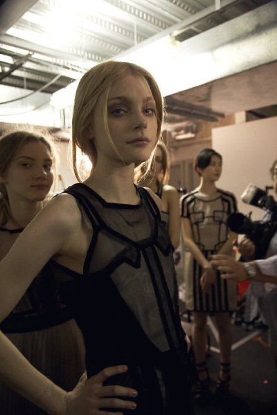 Runway Backstage Aesthetic, Jessica Stam, Models Backstage, Fashion Words, 90s Models, Real Model, Model Inspo, Model Aesthetic, Model Face