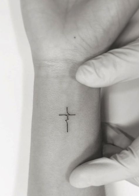 Minimal Remembrance Tattoo, Tattoo Mort, Minimal Tattoo, Fish Tattoos, Jesus Fish Tattoo, Triangle Tattoo, Tattoos