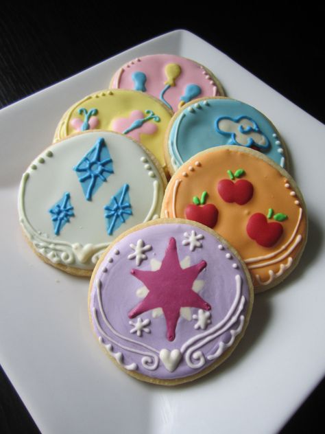 Galletas decoradas con las cutie marks de My Little Pony Mlp Birthday, Parties Themes, Wedding Platters, Cookies With Royal Icing, My Little Pony Birthday Party, Pony Birthday Party, Little Pony Birthday Party, Pony Cake, My Little Pony Party