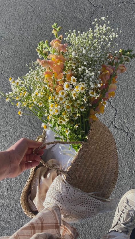 💗💗💗 #picnic #flowers #cottagecore #bouquet Picnic Basket Bouquet, Wedding Aesthetic Cottagecore, Picnic Aesthetic Flowers, Picnic Flower Arrangements, Picnic Flowers Aesthetic, Picnic Basket Flower Arrangement, Cottage Core Flower Bouquet, Cottage Core Bouquet, September Birthday Aesthetic