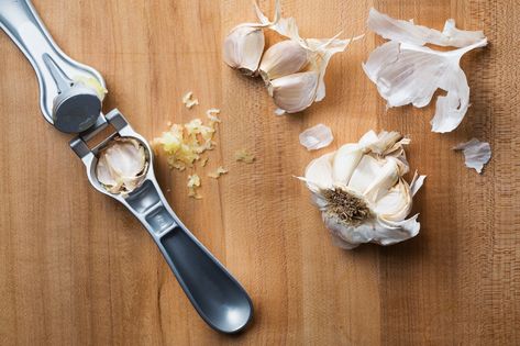 Why you don't need to peel your garlic when you use a garlic press. Paleo Kitchen, Growing Garlic, Garlic Potatoes, Fabulous Kitchens, Gadgets Kitchen Cooking, Veggie Side Dishes, Garlic Herb, Recipe Steps, Garlic Press