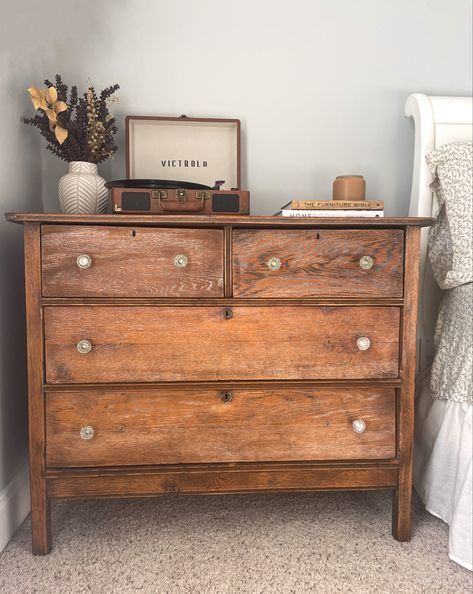 vintage farmhouse aesthetic Old Wooden Dresser, Antique Dresser Decor Ideas, Vintage Long Dresser, Small Antique Dresser, Old Wood Dresser, Small Vintage Dressers, Small Wooden Dresser, Bedroom Dresser Aesthetic, Vintage Dressers Bedroom