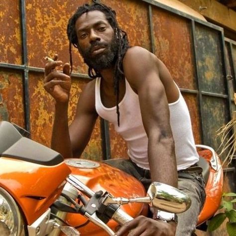 Jamaican Art, Jamaican Men, Rastafarian Culture, Buju Banton, Hip Hop Playlist, Famous Legends, Reggae Artists, Jamaican Music, Caribbean Culture