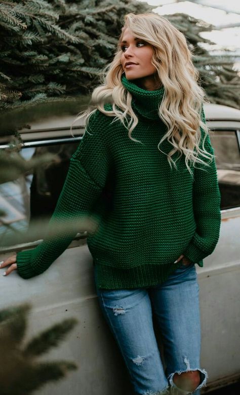 green sweater Stylish Winter Outfits, Solid Color Sweater, Pullover Outfit, Fashion Blogger Style, Trend Fashion, Outfits Casual, Green Sweater, Fall Winter Outfits, Outfits Casuales