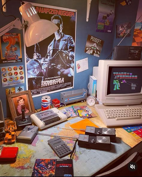 Retro Kitsch Aesthetic, Retro Tech Aesthetic, Retro Desk Setup, 90s Computer Aesthetic, Vintage Computer Aesthetic, 90s Inspired Room, Vintage Desk Setup, Retro Gaming Setup, 80’s Bedroom