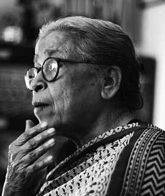 Mahasweta Devi , write and social activist. http://en.wikipedia.org/wiki/Mahasweta_Devi Anita Desai, Social Activist, Vintage India, Authors, Writers, Beautiful People, India, Couple Photos, Books