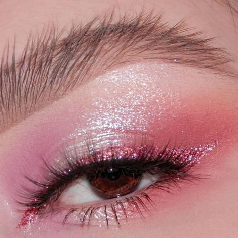 Colorful Prom Makeup, Light Pink Glitter Makeup, Pink Makeup With Glitter, Pink Glitter Makeup Looks, Pink Prom Makeup Looks, Prom Makeup Pink, Pink Prom Makeup, Pink And Green Makeup, Pink Makeup Aesthetic