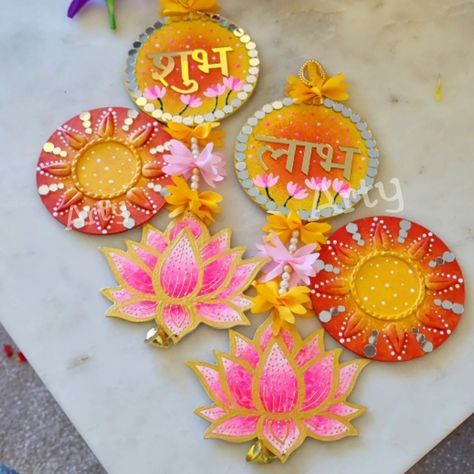 New Design Alert 💗 ⚠️ 📢 Diwali Special LIPPAN ART ....Learn with me🤗 DM for Order📩 #reels #mudart #mandirwalldecor #diwalidecor #diwali #subhlabhhanging #hanging #art #homedecor #bharat #india #wallart #nameplate #indianartist #kutch #housewarminggift #painting #homedecorideas #satisfyingvideos #gift #walldecor Diya Decoration Ideas, Diya Decoration, Feather Wall Decor, Journal Lettering, Design Your Bedroom, Lippan Art, Diwali Decor, Diwali Special, Lettering Ideas