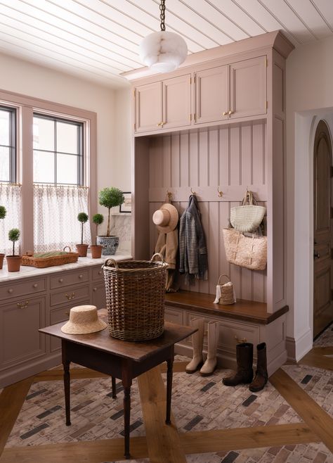 Often pulling double duty as the main point of entry, an organized mudroom paves the way to a clutter-free home. Smart storage strategies enhance a room's overall function. From layout to laundry, these Experts will make the most of this hard-working space. Entryway Mudroom Ideas, 1920s Craftsman Bungalows, Organized Mudroom, 1920s Craftsman, Entry Organization, Functional Mudroom, Mudroom Cabinets, Entry Storage, Mudroom Entryway