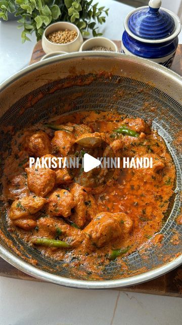 Prachi Agarkar on Instagram: "Pakistani Makhni Handi 🥘

A super popular recipe available in restaurants in Pakistani, that I stumbled upon on YouTube where they showed how it’s made in a restaurant. When I tried I couldn’t believe something this easy and quick could taste so good. It’s a great weeknight dinner option because it’s super effortless and tasty 

Homemade, recipes, curries, tasty, MasterChef, desi food, Chicken recipes, chicken curries, butter chicken" Pakistani Dinner Ideas, Pakistani Dinner, Pakistani Chicken Recipes, Food Chicken Recipes, Chicken Handi, Pakistani Dishes, Pot Luck, Food Chicken, Desi Food