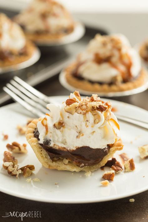 Turtle Pudding Pie Minis are the perfect bite-sized treat (made in tart shells!) for the holidays or any party -- they come together quickly and are loaded with pecans, caramel, chocolate pudding and topped with whipped cream! Muffin Tin Desserts, Pies Easy, Mini Apple Pie Recipe, Pudding Pie Recipes, Dessert Pies, Mini Pie Recipes, Work Recipes, Coconut Cream Pie Recipes, Mini Turtle