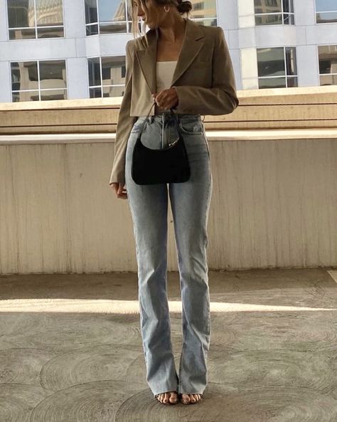 Chic Blazer Outfit Casual, Cropped Blazer Casual Outfit, Small Blazer Outfit, Cropped Blazer Outfit Street Style, Blazer Outfit Street Style, Short Blazer Outfits, Blazer Outfits Street Style, Crop Blazer Outfit, Cropped Blazer Outfit