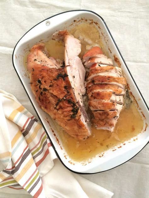 pechuga de pavo al horno Brine Turkey, Brined Turkey Breast, Citrus Turkey, Turkey Spices, Turkey Brine, Brine Recipe, Thanksgiving Dinner Recipes, Roast Turkey Breast, Turkey Breast