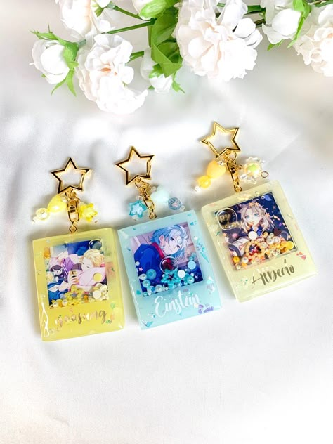 Anime Resin Art, Anime Resin Keychain, Custom Keychain Ideas, Anime Resin Crafts, Anime Resin, Diy Resin Keychain, Shrinky Dink Crafts, Anime Keychain, Cookie Craft