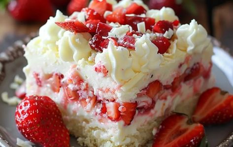 Strawberry Earthquake Cake Recipe Strawberry Earthquake Cake, Cheap Easy Recipes, Earthquake Cake Recipes, Easy Cooking Ideas, Earthquake Cake, Cake Mix Ingredients, Fluffy Cake, Healthy Cookie, Strawberry Dessert Recipes