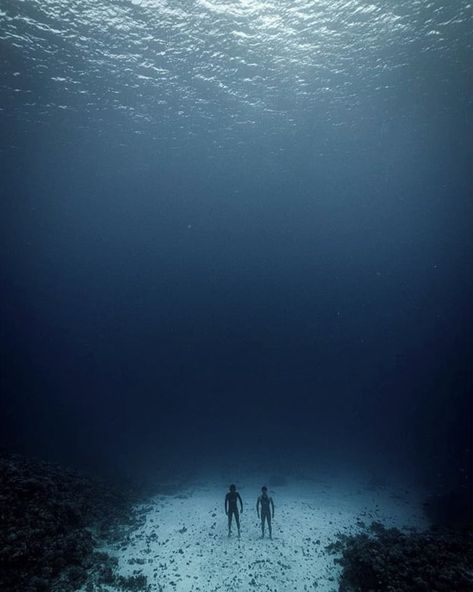 Just seeing two people stand on the ocean floor is strangely unsettling...one may go as far as to say oddly terrifying. Scary Ocean, Calming Pictures, Ocean Depth, Ocean Floor, On The Ocean, Fun Photos, Ocean Wallpaper, Deep Water, Photography Projects