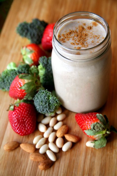 Broccoli Smoothie, Best Breakfast Smoothies, 30 Grams Of Protein, Fat Burning Smoothies, Spa Water, Diet Vegetarian, Strawberry Smoothie, Breakfast Smoothies, Smoothie Shakes