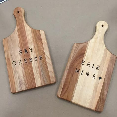 Wood Burned Cheese Tray - Pinspiration Cheese Board Wood Burning, Cheese Board Engraving Ideas, Charcuterie Board Wood Burning, Wood Burning Charcuterie Board, Wood Burning Ideas Gifts, Wood Burning Gift Ideas, Wood Burning Gifts, Cheese Board Diy, Wood Burned Gifts