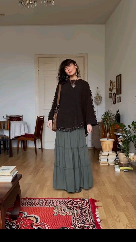 Brown And Green Fall Outfit, Maxi Dress Skirt Outfit, Floor Length Skirt Outfit Casual, Big Sweater Skirt Outfit, Long Maxi Skirt Outfits For Winter, Maxi Skirt Western Outfit, Brown Maxi Skirt Outfit Fall, Long Green Skirt Outfit Ideas, Cute Fall Outfits Skirts