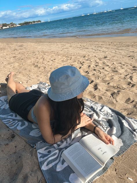 Book Beach Pictures, Beach Book Aesthetic, Bookish Photoshoot, Beachy Sunsets, Coastal Coquette, Outdoor Friends, Cruise Pics, Reading On The Beach, Seaside Pictures